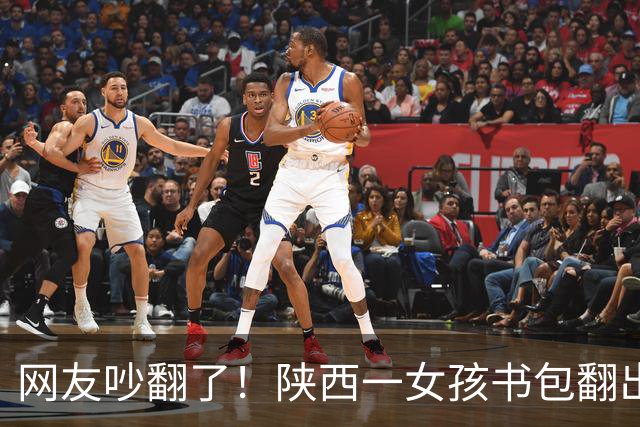 网友吵翻了！陕西一女孩书包翻出100元现金和交友纸条，家长纠结要不要过问，有人主张严厉管教，有人劝家长别干预